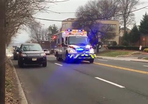 Krankenwagen mit The final countdown unterwegs