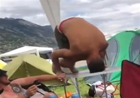 Zirkusreife Akrobatiknummer aufm Festival