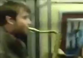 Saxophon Battle in der New Yorker Ubahn