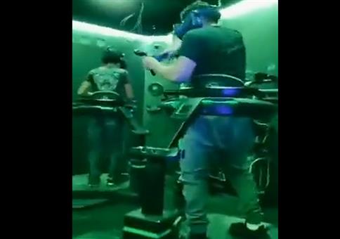 Virtual Reality Zocken mit Hingabe