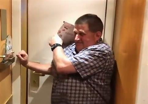 Auf der Kreuzfahrt das Fenster im Zimmer offen gelassen