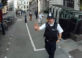 Londoner Polizist stoppt Radfahrer