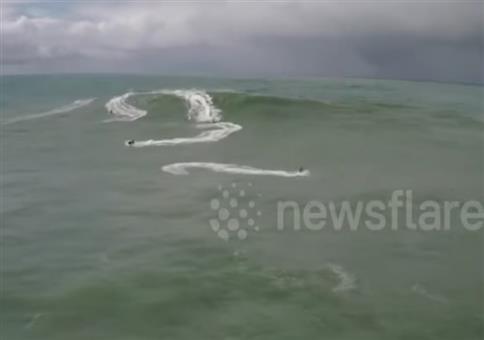 Drohne filmt Surfer bei riesigem Wellengang und deren Rettung