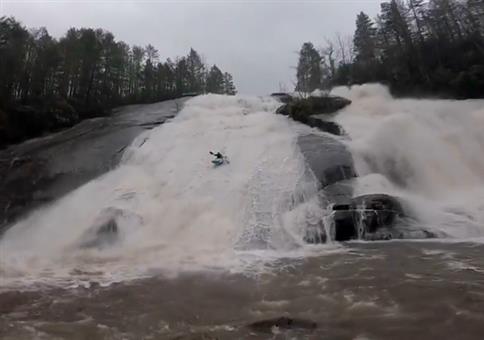 Mit dem Kajak springend den Wasserfall runter