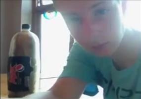 Gefrorene Pepsiflasche anstechen