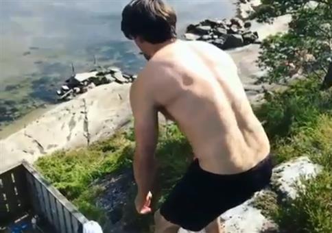 Mutig: Aus hoher Höhe in die Rutsche