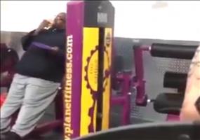 Extrem hartes Workout im Fitnessstudio