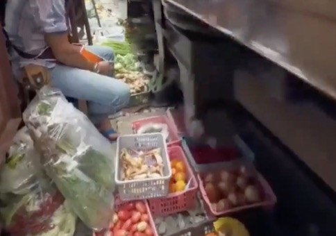 Markt auf den Bahngleisen