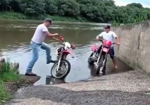 Moped aus dem Wasser holen