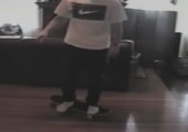 Papa zeigt im Wohnzimmer wie man Skateboard fährt