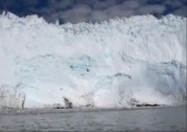 Eisberg löst eine Welle aus