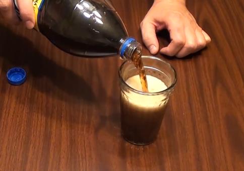 Trick: So schäumt die Cola beim Eingießen weniger!
