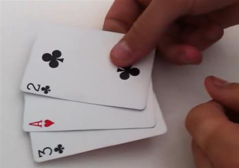 Krasser Kartentrick mit drei Karten