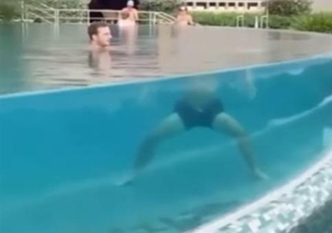 Lichtbrechung am Pool