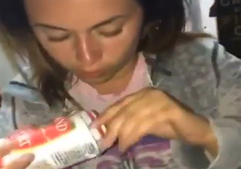 Frau beim Dosenstechen