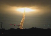 Space Shuttle Start lässt die Nacht zum Tage werden