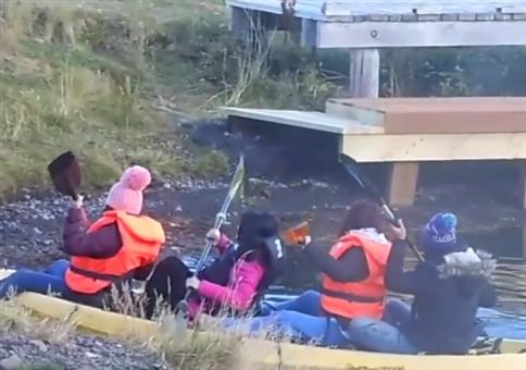 Frauen mit Kanu gestrandet