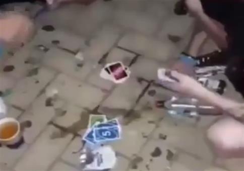 Erstmal ne Runde Karten spielen