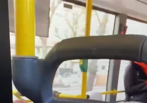 Busfahrer in Berlin mit Info an die Fahrgäste