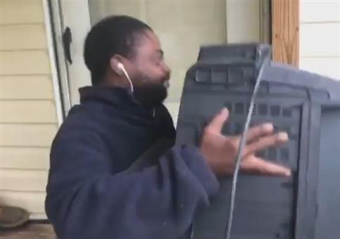 Fernseher auf dem Rücken tragen