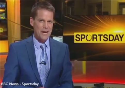 Er hat das neueste iPad Air in seiner Hand