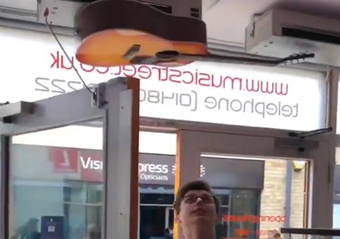 Musikladen spielt bei Eintritt die Beatles