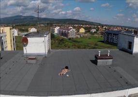 Drohne entdeckt was nettes auf einem Häuserdach