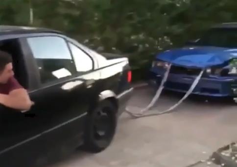 Die Motorhaube gerade ziehen