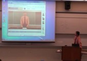 Professor mit tollem interaktiven Vortrag