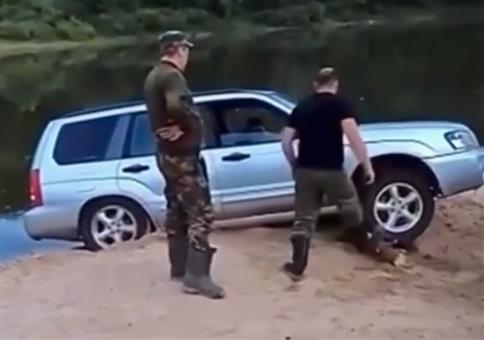 Einmal mit Profis: Den steckengebliebenen Wagen retten