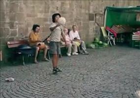 Straßenkünstler mit Ballgefühl