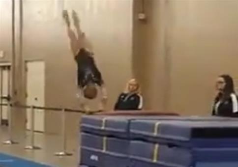 Wenn der Trainer Hilfestellung beim Turnen gibt