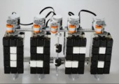 Eine Uhr mit Digitalanzeige mit Lego gebaut