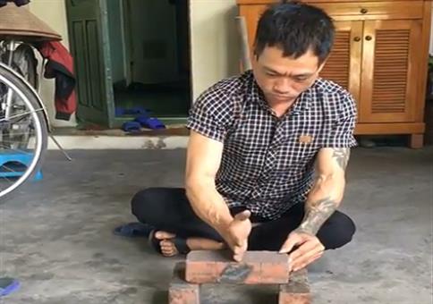 Der Meister im Steine zerkloppen