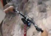 Sprung mit Mountainbike über eine Schlucht