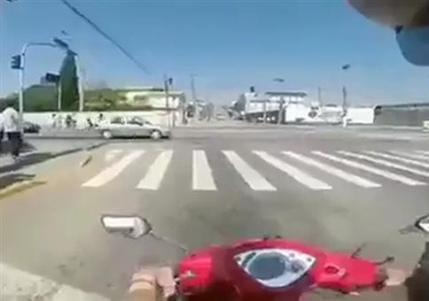 Mit dem Motorroller am rasen als plötzlich...