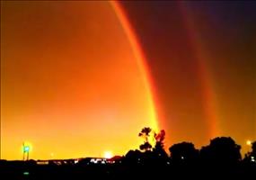 Doppelregenbogenkuppel kombiniert mit einem Gewitter