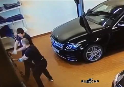 Werkstatthammer und der neue Mercedes