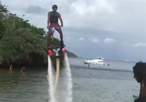 Etwas zu cool auf dem Hydro-Jet Pack unterwegs