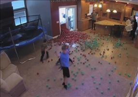 Streich: Das Wohnzimmer ist ein Bällebad