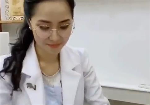 Kleine Aufmerksamkeit für hübsche Ärztin