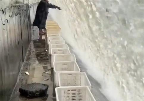 Fischen mit Kisten unterm Wasserfall