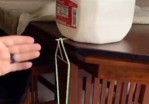 Trick mit Tisch, Flasche und Zahnstochern