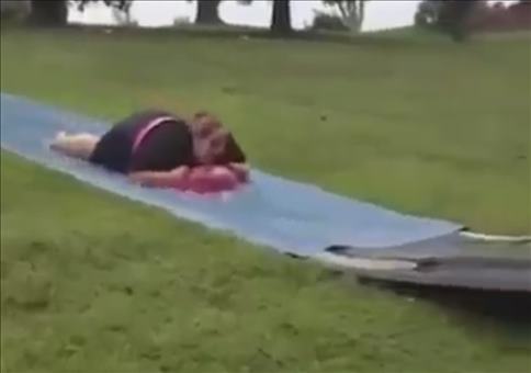 Dicker Aufpraller bei der Wasserrutsche