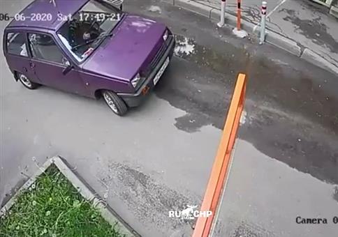 Das Auto und die Schranke