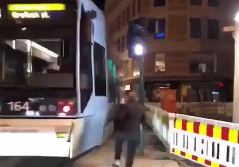 Der Straßenbahn hinterherrennen