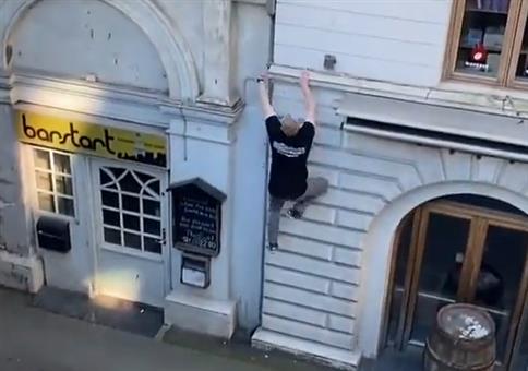 Drei Stockwerke hoch in wenigen Sekunden