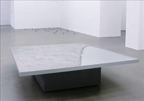 Ein Tisch mit Stahlkugeln