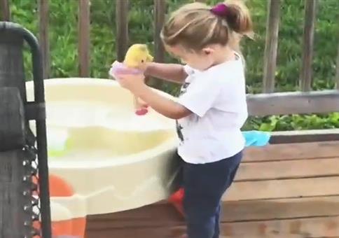 Mädchen badet ihr Puppe