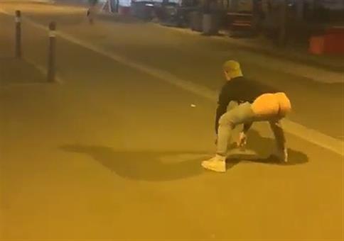 Ärsche blitzen lassen